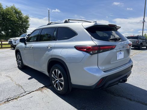 Used 2021 Toyota Highlander XLE AWD/4WD image 7