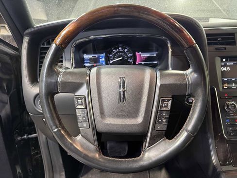 Used 2017 Lincoln Navigator Reserve image 18