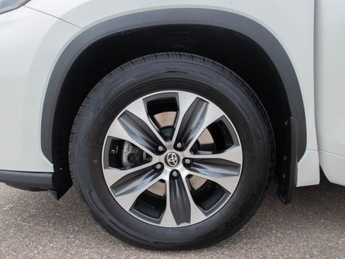 Used 2020 Toyota Highlander XLE AWD/4WD image 31