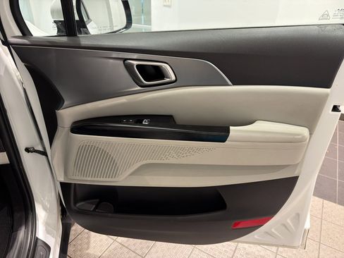 Used 2023 Kia Carnival LX image 24