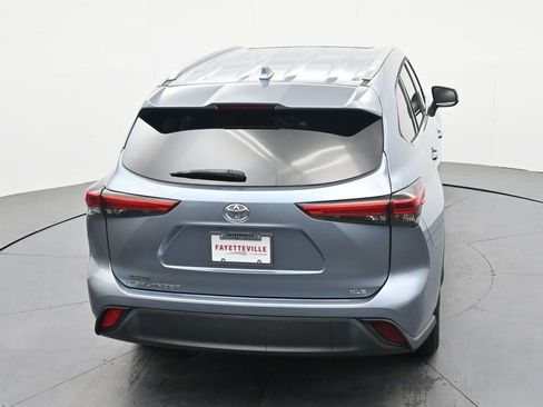 Used 2022 Toyota Highlander XLE FWD image 22