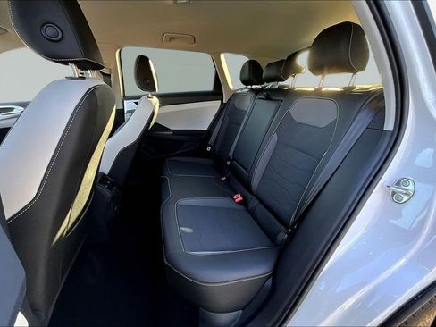 New 2026 Volkswagen Taos SE image 20