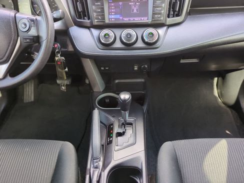 Used 2018 Toyota RAV4 LE FWD image 18