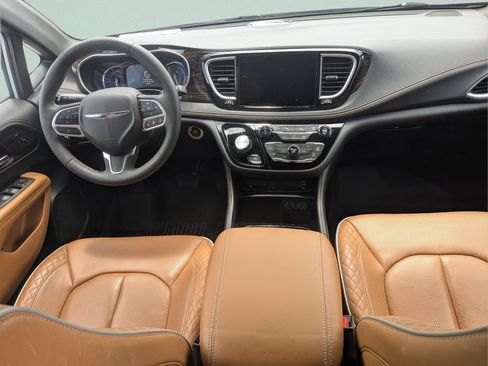 Used 2023 Chrysler Pacifica Pinnacle FWD image 10