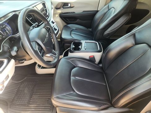 Used 2023 Chrysler Pacifica Touring-L FWD image 13