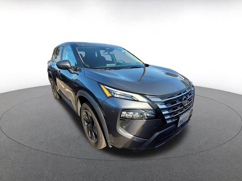 Used 2024 Nissan Rogue SV image 1