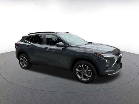 Used 2025 Chevrolet Trax LT image 2