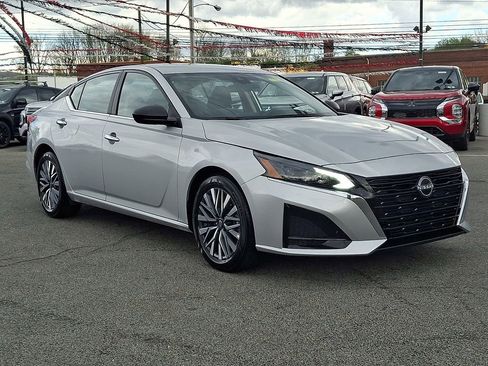Used 2025 Nissan Altima 2.5 SV image 4