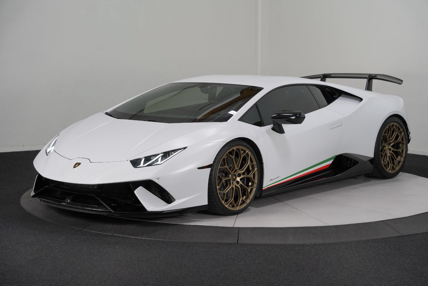 Used 2018 Lamborghini Huracan Performante AWD/4WD image 5
