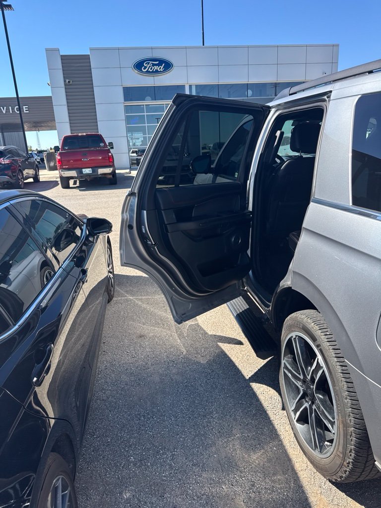 Used 2021 Ford Expedition Limited w/ Equipment Group 303A AWD/4WD image 9