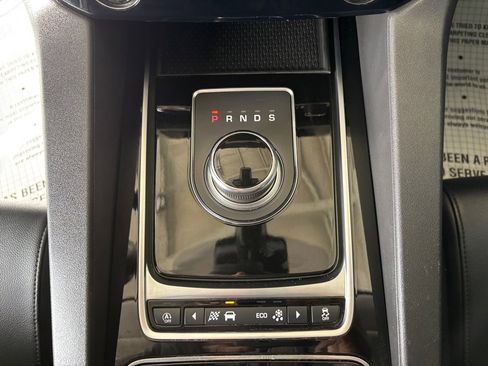 Used 2019 Jaguar F-PACE Premium image 9