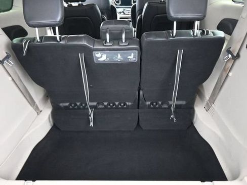 Used 2017 Chrysler Pacifica Touring-L FWD image 25