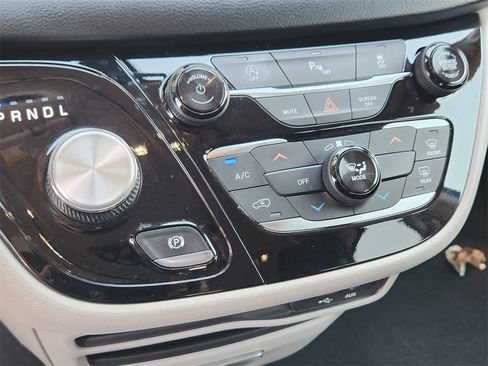 Used 2019 Chrysler Pacifica Touring image 14