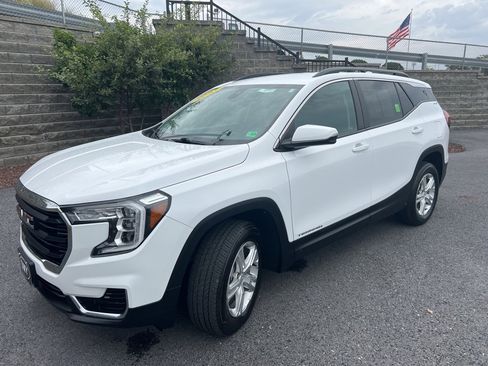 Used 2023 GMC Terrain SLE w/ Driver Convenience Package image 5