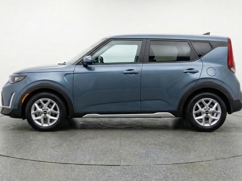 Used 2025 Kia Soul LX w/ LX Technology Package FWD image 5