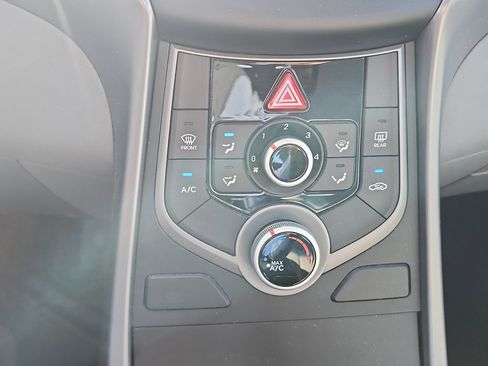 Used 2015 Hyundai Elantra SE image 18