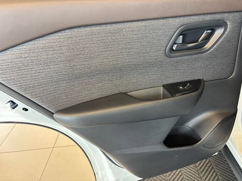 Used 2023 Nissan Rogue S AWD/4WD image 25