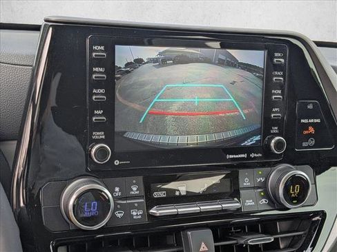 Used 2022 Toyota Highlander LE image 17