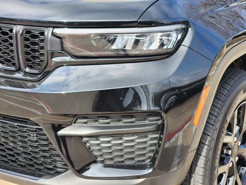 Used 2024 Jeep Grand Cherokee Altitude image 8