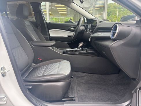 Used 2025 Chevrolet Trax LT FWD image 27