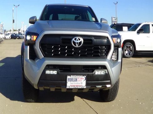 Used 2024 Toyota Tacoma TRD Off-Road image 3
