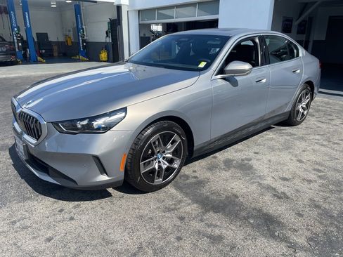 Used 2024 BMW i5 eDrive40i w/ Premium Package image 3