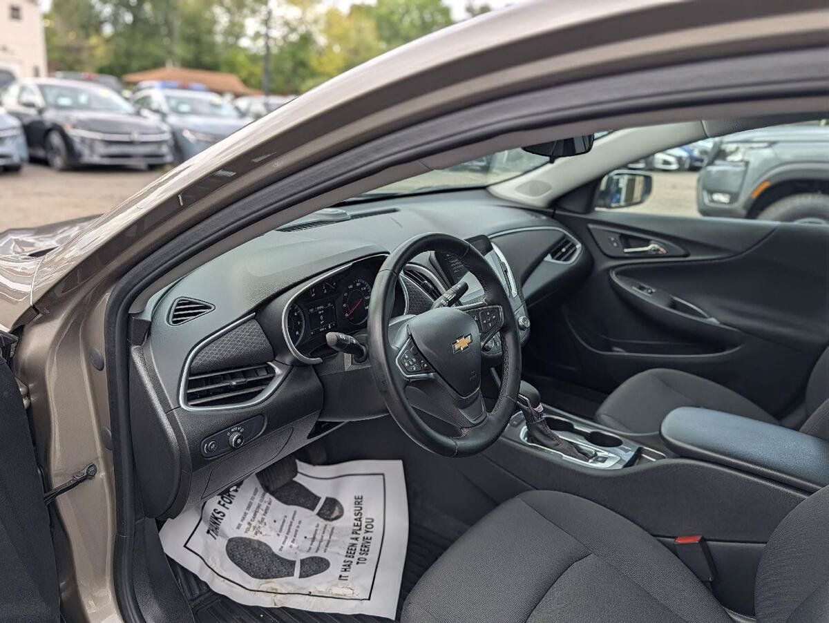 Used 2025 Chevrolet Malibu RS FWD image 17