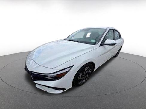 Used 2025 Hyundai Elantra Limited image 3
