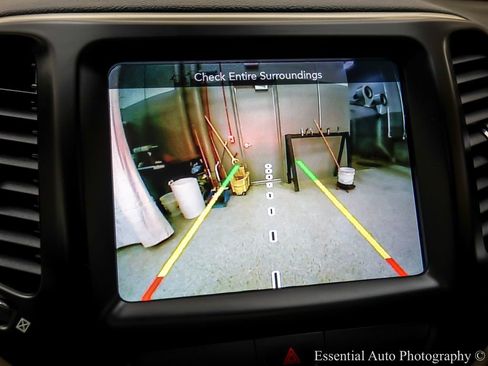 Used 2016 Jeep Cherokee Latitude w/ Comfort/Convenience Group image 19