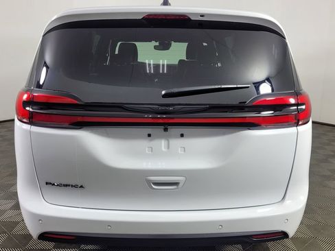 New 2026 Chrysler Pacifica Select image 6