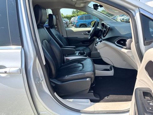 Used 2024 Chrysler Pacifica Touring-L FWD image 9