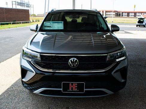 Used 2023 Volkswagen Taos SE image 2