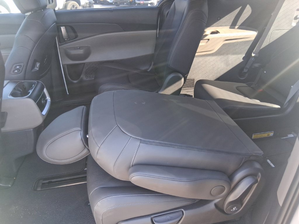 Certified 2026 Kia Carnival EX FWD image 17