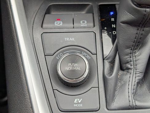 Used 2023 Toyota RAV4 LE image 19