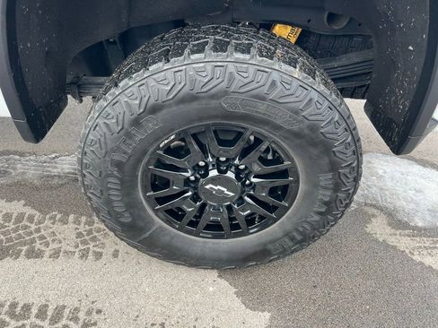 Used 2024 Chevrolet Silverado 2500 ZR2 w/ Technology Package image 14