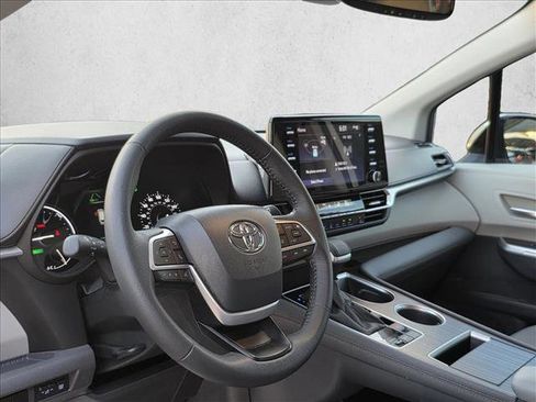 Used 2024 Toyota Sienna XLE image 14