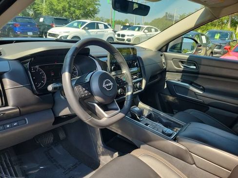 Used 2023 Nissan Pathfinder SL AWD/4WD image 18