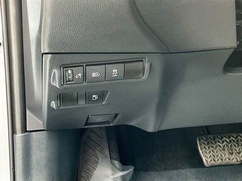 Used 2025 Toyota Corolla Cross SE image 10