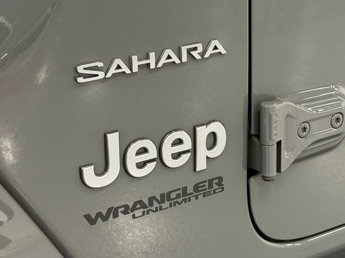 Used 2021 Jeep Wrangler Unlimited Sahara w/ Dual Top Group image 8