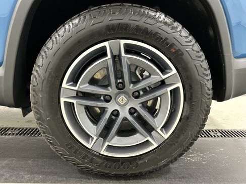 Used 2025 Rivian R1S Adventure Dual AWD/4WD image 10