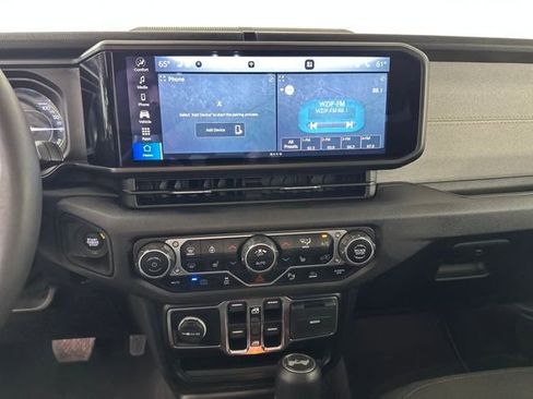 Used 2024 Jeep Wrangler Unlimited w/ Convenience Group AWD/4WD image 21