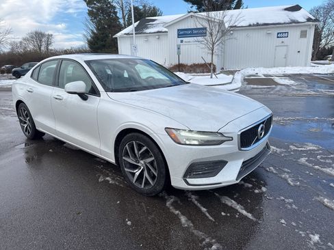 Used 2020 Volvo S60 T5 Momentum image 3
