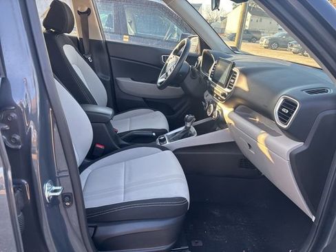 Used 2024 Hyundai Venue SEL image 10
