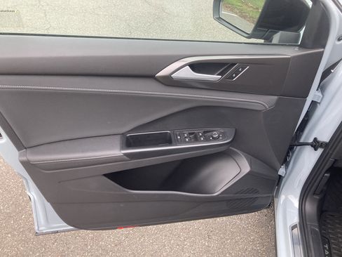 Certified 2025 Volkswagen Taos SE image 16