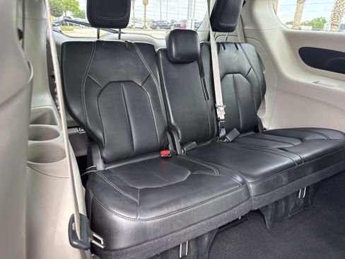 Used 2024 Chrysler Pacifica Touring-L FWD image 9