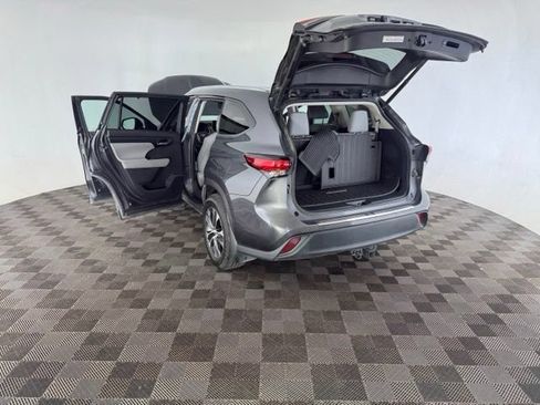 Used 2020 Toyota Highlander XLE w/ Protection Package #3 AWD/4WD image 17
