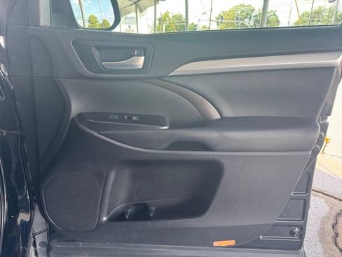 Used 2019 Toyota Highlander XLE FWD image 15