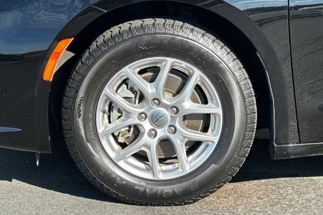 Used 2024 Chrysler Pacifica Touring-L FWD image 30