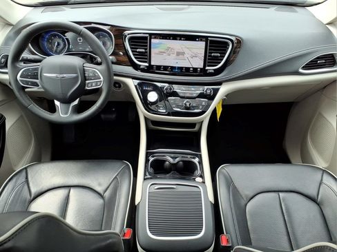 Used 2024 Chrysler Pacifica Limited FWD image 20