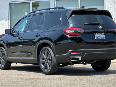 Used 2025 Honda Pilot Sport image 6